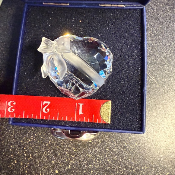 💝 Stunning Swarovski Clear Crystal Heart Figurine with Frosted Bow. 2 inches. - Picture 8 of 9